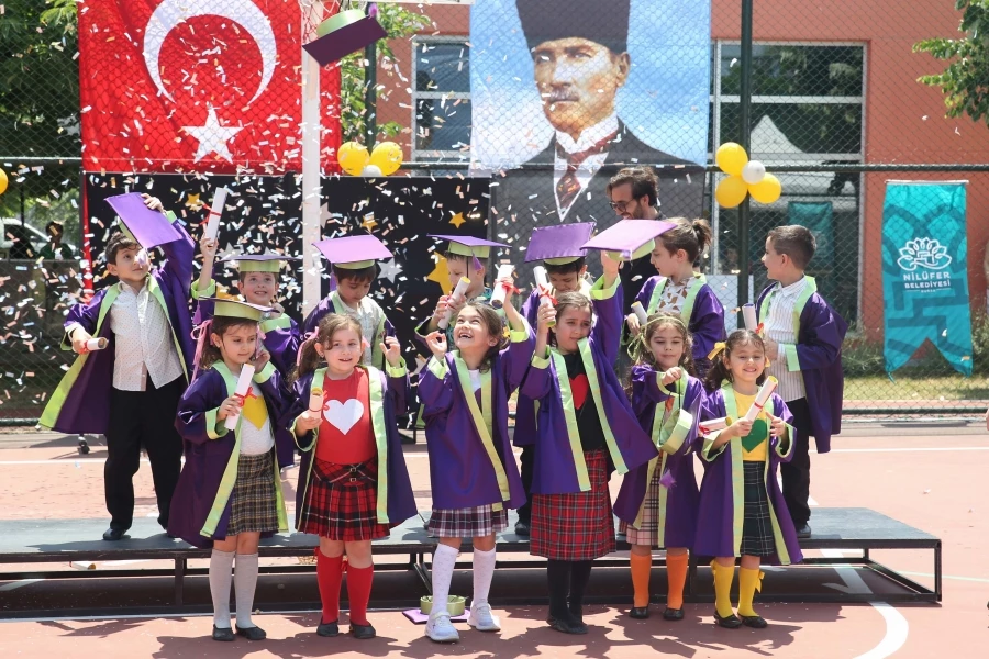 Miniklerin ilk mezuniyet heyecanı