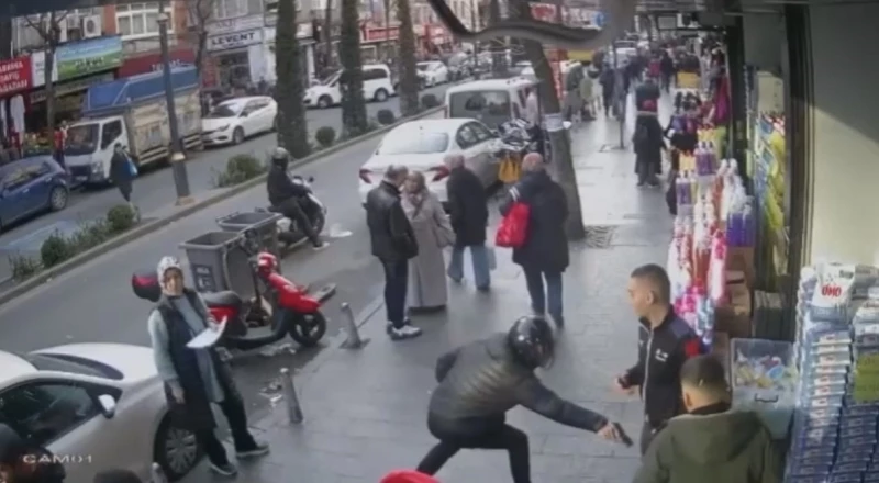 İstanbul’da silahlı saldırı kamerada: Yanlış adamı vurmuş

