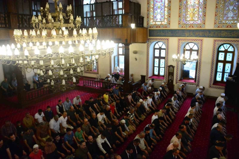 Kocaeli’de vatandaşlar bayram namazı için camileri doldurdu
