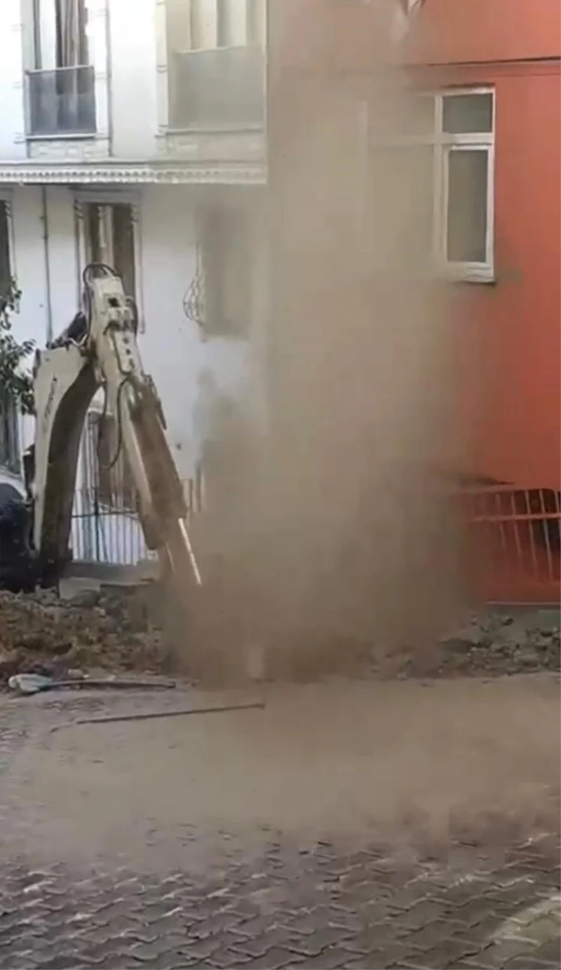 Kağıthane’de patlayan su borusu kamerada: Fışkıran su binaların boyunu aştı

