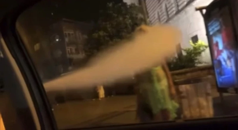 İstanbul’da akıl almaz olay kamerada: Kadınlara yangın tüpü sıkarak saldırdılar
