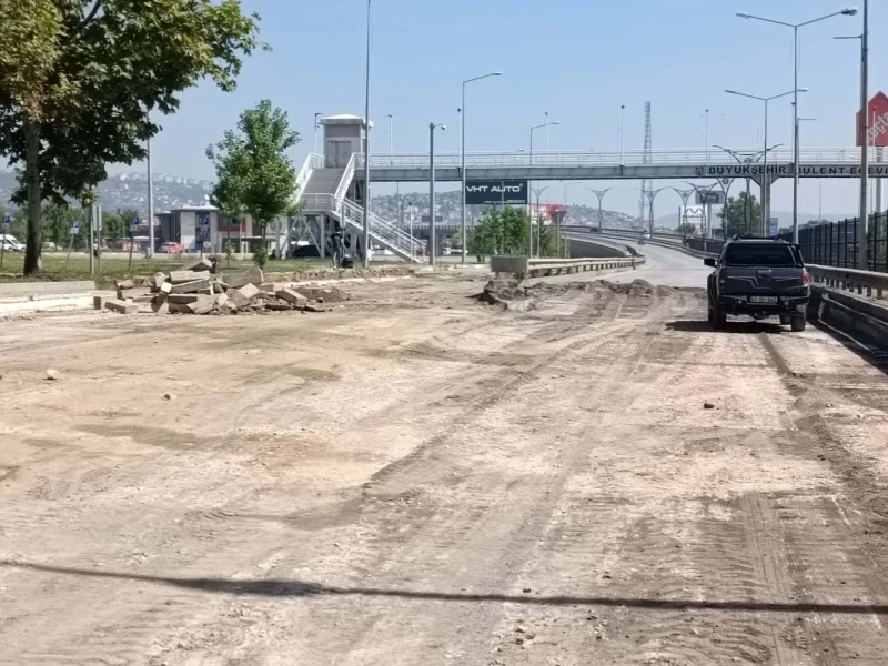 Ömer Türkçakal Bulvarı itfaiye önü trafiğe kapatıldı
