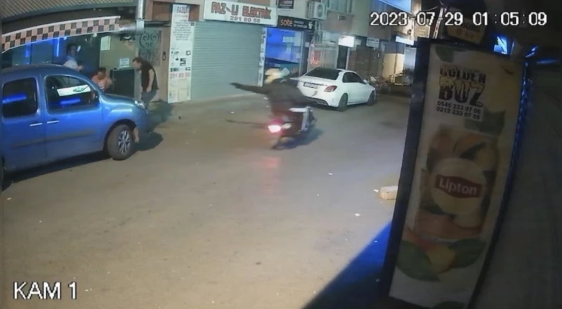 (Özel) İstanbul’da silahlı saldırı kamerada: Sohbet ederken bacağından vuruldu
