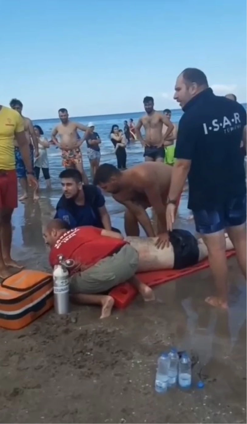 Serinlemek için denize giren 2 kişi boğulmaktan kurtarıldı
