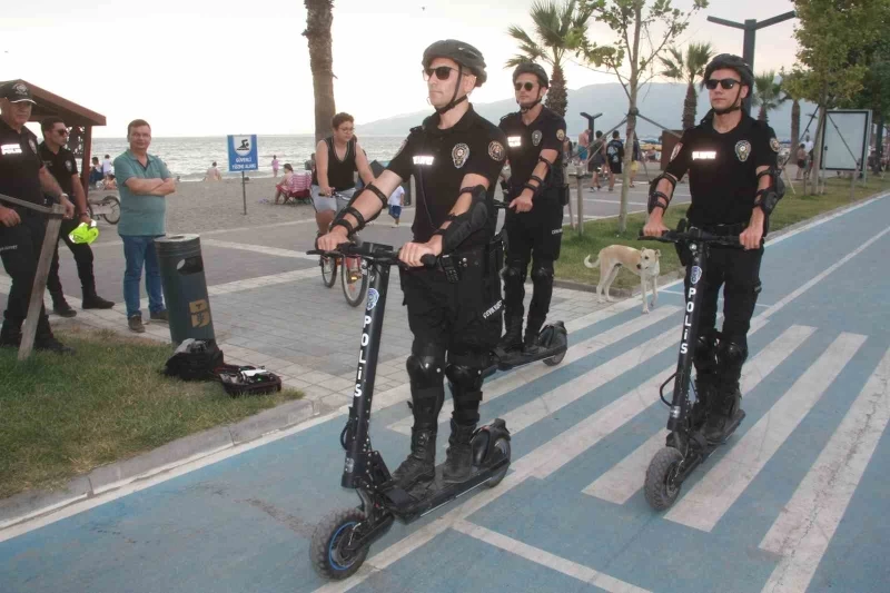 Polisler sahillerde scooterla devriye geziyor
