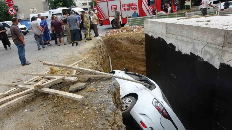 Kartal’da araçla çarpışan otomobil inşaatın boşluğuna düştü
