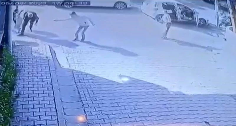 İstanbul’da çifte silahlı saldırı kamerada: Yürürken saldırıya uğradı
