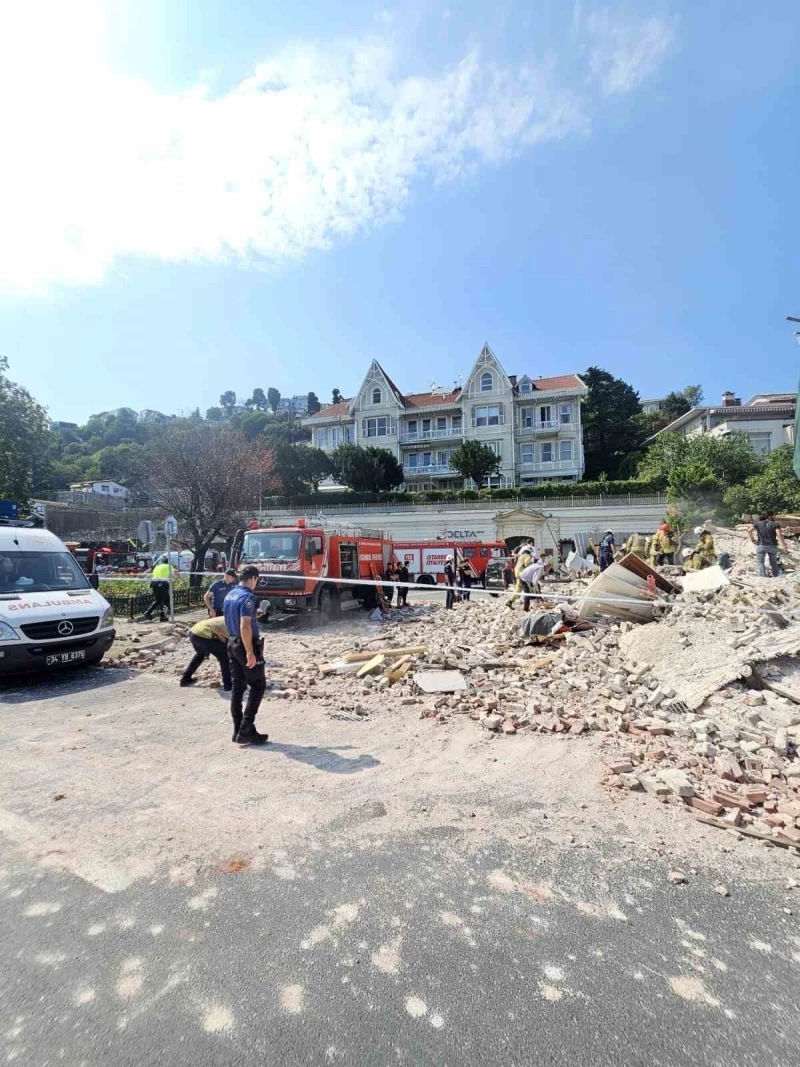 Beşiktaş’ta ahşap binanın duvarı çöktü, bir kişi enkaz altında kaldı
