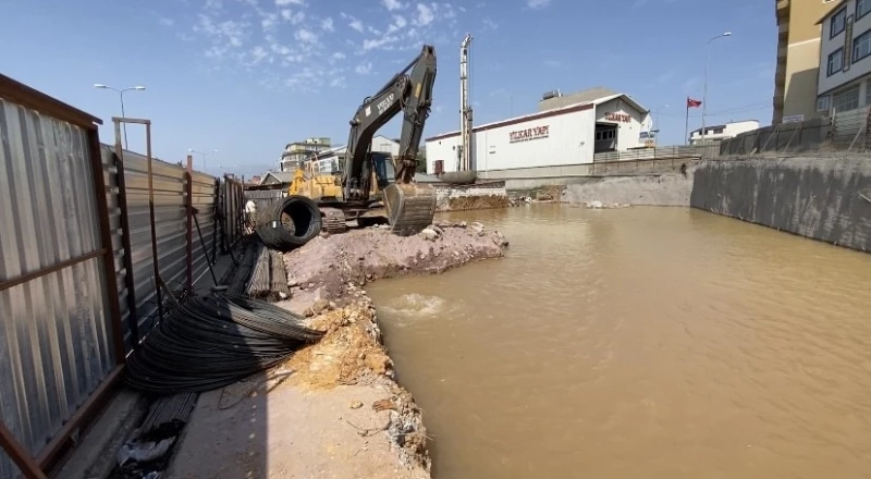 Ataşehir’de inşaat sırasında su borusu patladı
