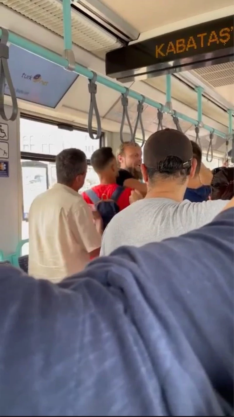 İstanbul’da tramvayda yanlış anlaşılma kavgası kamerada: Turistin yaka paça kovdular
