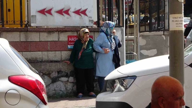 Fatih’te değişim saati bahanesiyle müşteri almayan pişkin taksici kamerada
