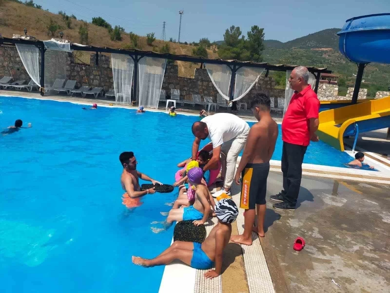 Bayırköy’de 110 çocuk yüzme öğreniyor
