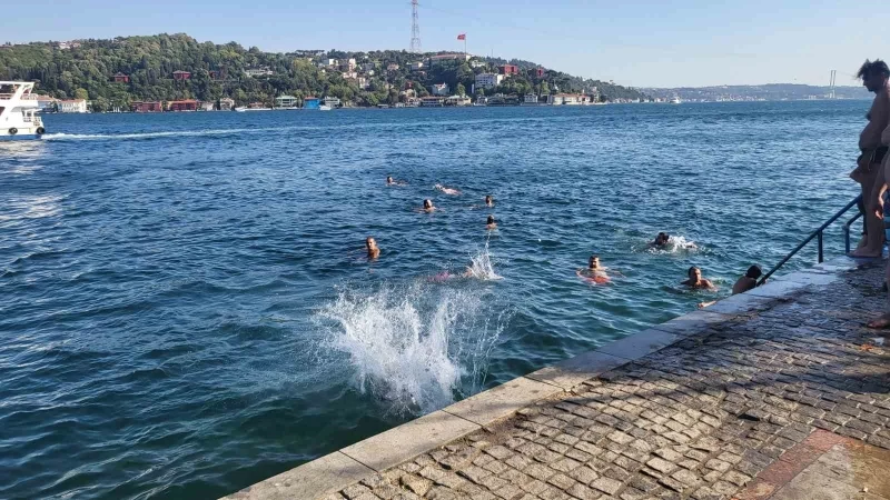 İstanbul’da sıcaktan bunalan vatandaşlar soluğu sahilde aldı
