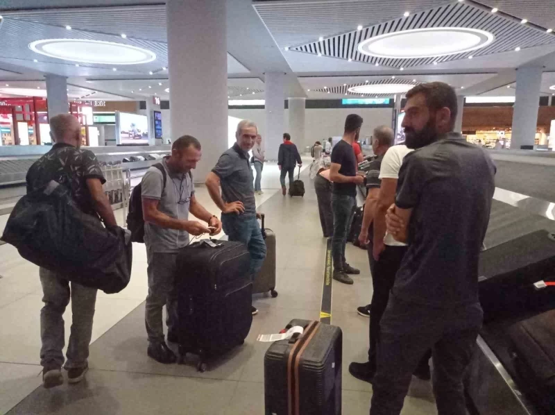 Nijer’deki Türk vatandaşları özel seferle İstanbul’a geldi
