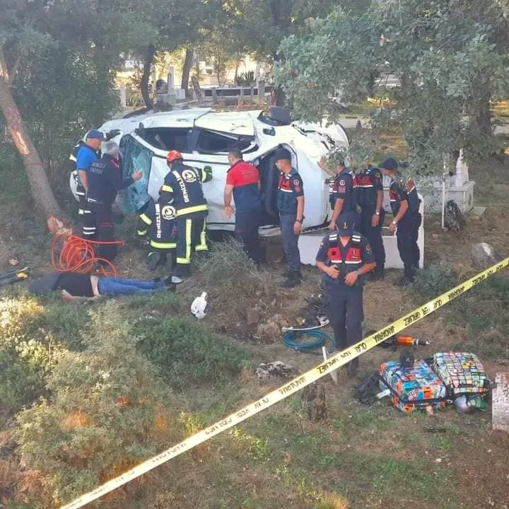 Motosiklet ile çarpışan otomobil mezarlığa uçtu: 2 ölü, 1 yaralı   