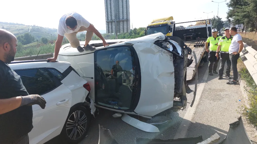 Önündeki araca çarpan otomobil devrildi: 1 yaralı 