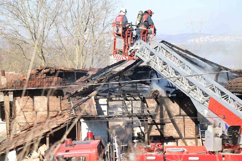 İki katlı müstakil ev alev alev yandı
