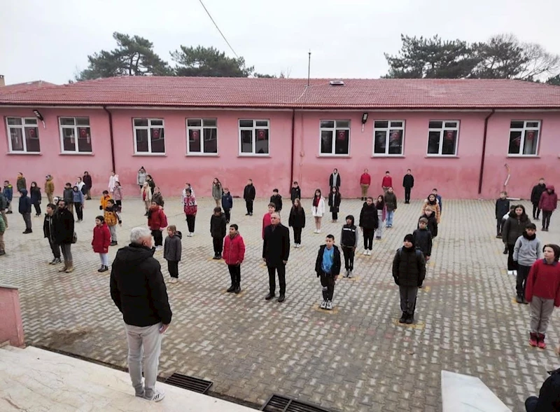 Pehlivanköy’deki okullarda şehitlerimiz için saygı duruşu

