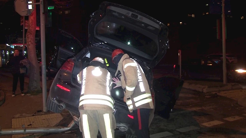 Kartal’da kontrolden çıkan araç trafik levhasına çarptı: 1 yaralı
