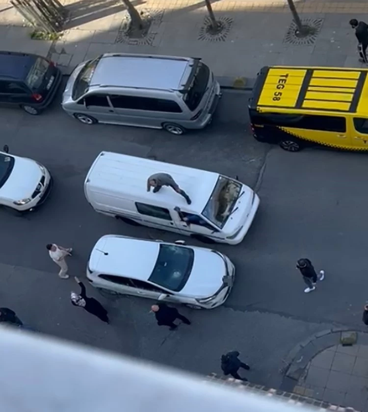 Gaziosmanpaşa’da trafikte tartışan sürücüler birbirlerine balyozla saldırdı
