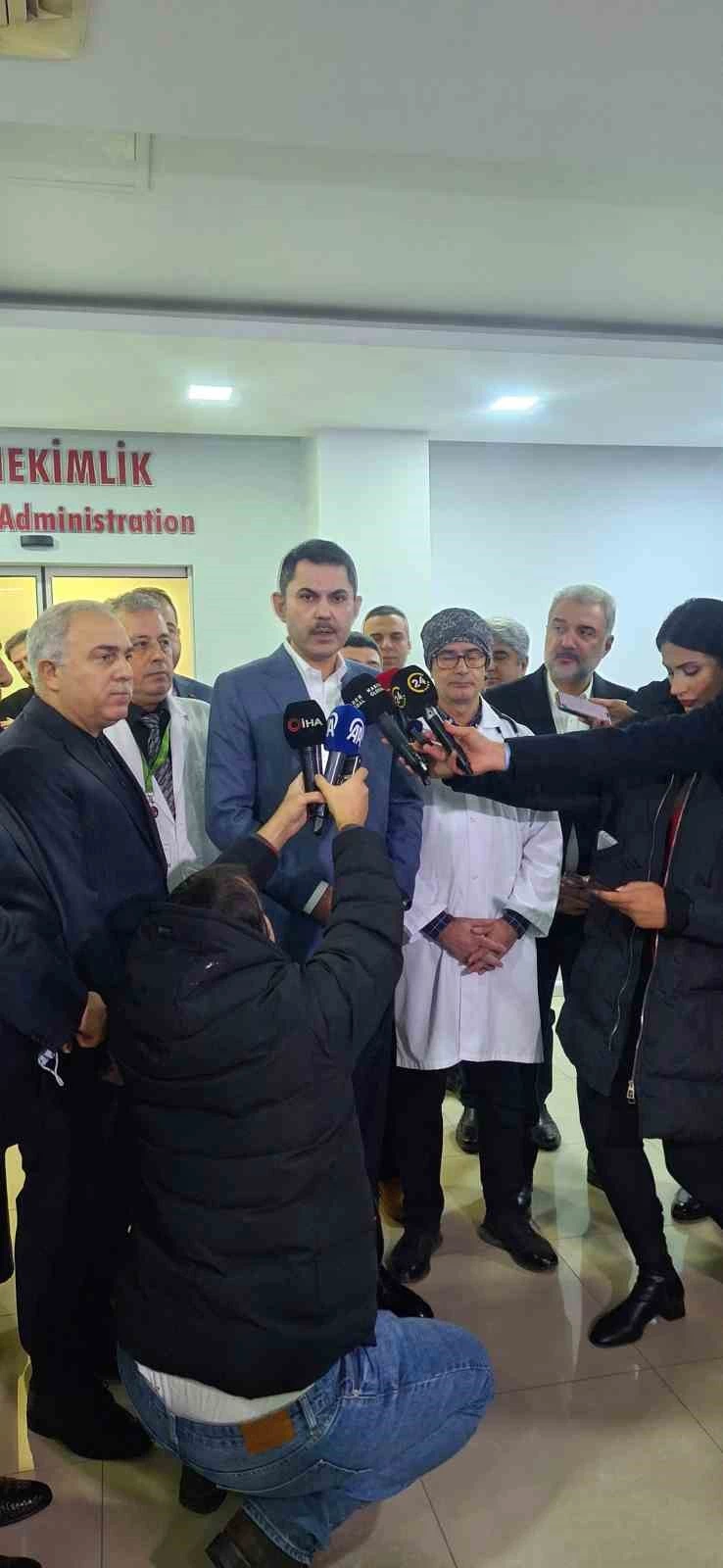 Murat Kurum, saldırıda yaralanan Fatih Camii İmamı Galip Usta’yı hastanede ziyaret etti
