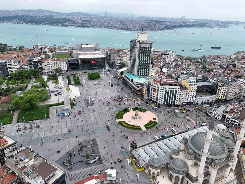 1 Mayıs için demir bariyerlerle kapatılan Taksim Meydanı havadan görüntülendi