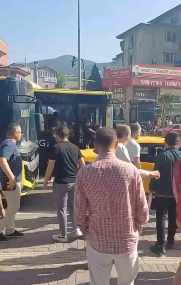 Bursa’da taksi ve otobüs şoförlerinin yol kavgası yumruklarla son buldu