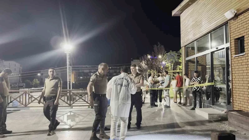 Parkta tartıştığı 2 kişiyi bıçakladı: Kaçarken yakalandı
