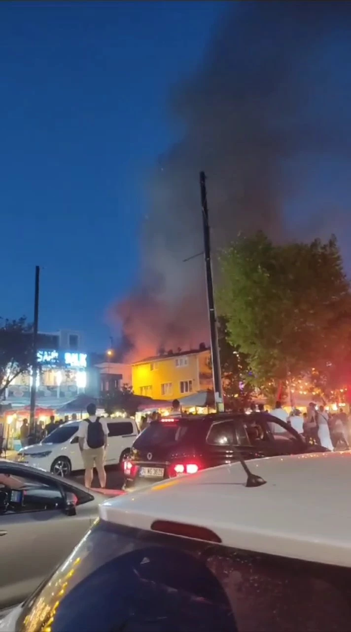 Tuzla’da iki katlı binanın çatısı alev alev yandı
