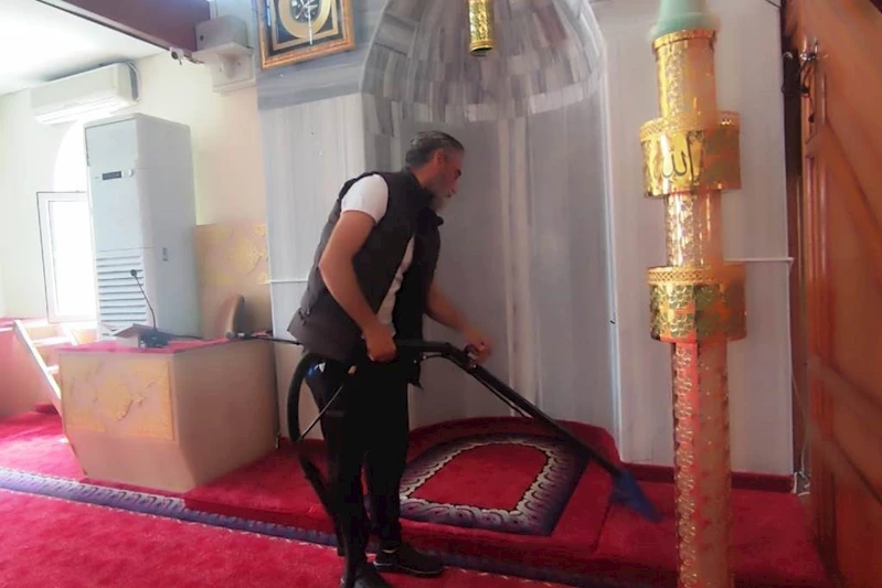 Camilerde bayram temizliği
