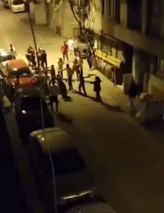 Sultangazi’de ortalığın savaş alanına döndüğü kavga kamerada: Havaya böyle ateş etti
