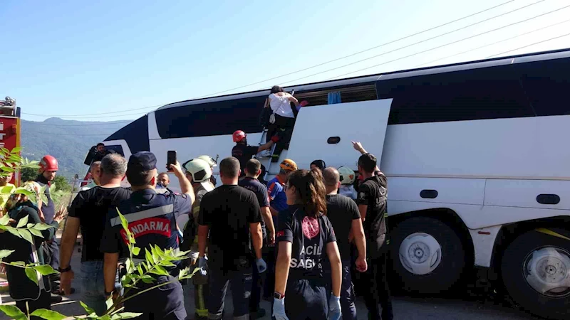  Tur otobüsü yan yattı: 43 kişi bir saatte kurtarıldı