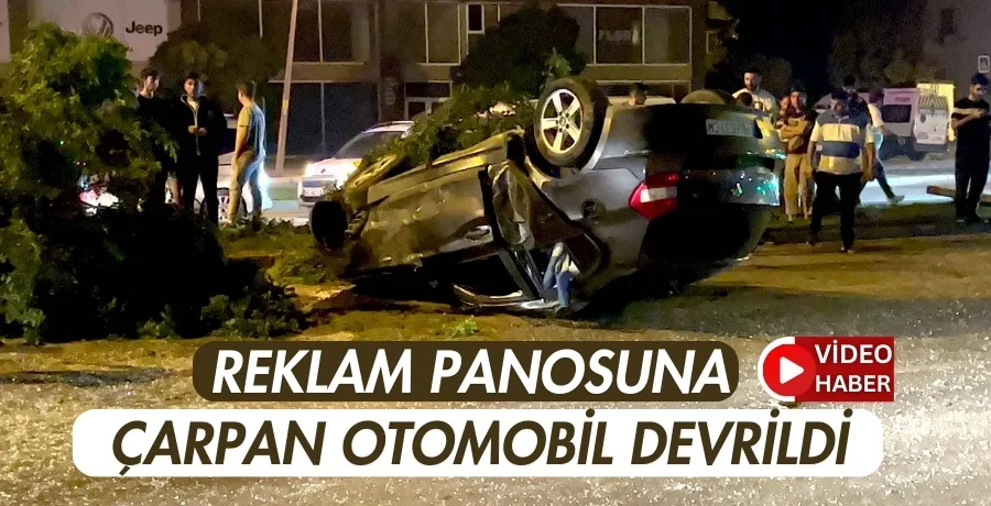 Reklam panosuna çarpan otomobil devrildi