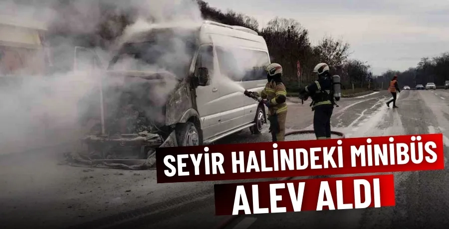 Seyir halindeki minibüs alev aldı