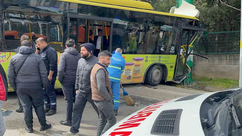 Freni boşalan belediye otobüsü park halindeki araca çarptı:8 Yaralı