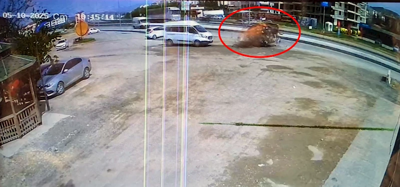 Taksinin beton bariyere çarptığı kaza kamerada; 2 yaralı