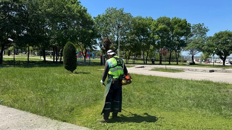 Kartepe’de yeşil alanlara düzenli bakım
