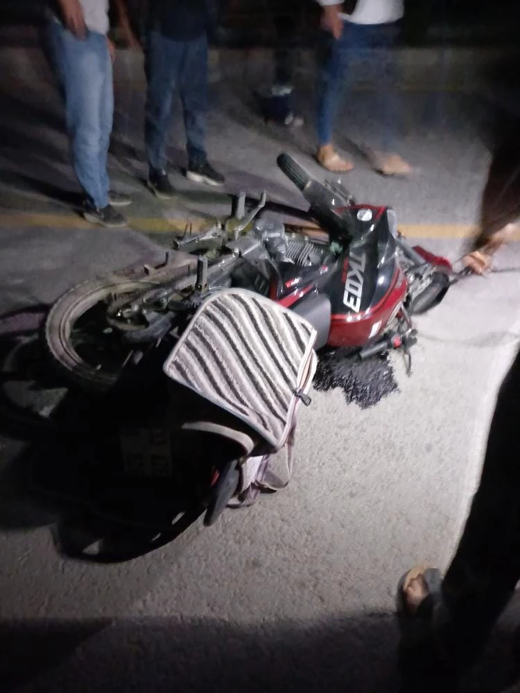 Bisikletliye vurmamak için manevra yapıp, direğe çarpan motosikletli öldü