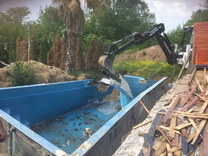 Kartepe’de kaçak bungalovlar yıkıldı
