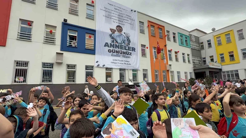 Bin 100 öğrenciden anneleri ağlatan sürpriz
