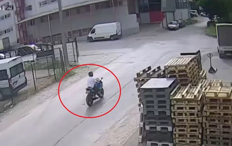 Bursa’da iki motosikletinin karıştığı kaza kamerada: 2 yaralı
