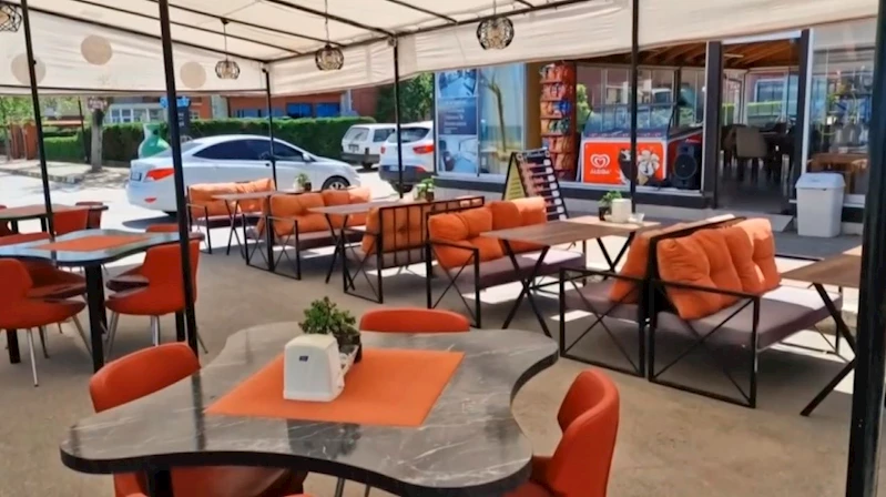 Alkollü sürücü traktör ile kafeye daldı
