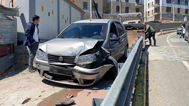 Freni boşalan otomobil trafik ışıklarında bekleyen araca çarptı: 5 yaralı
