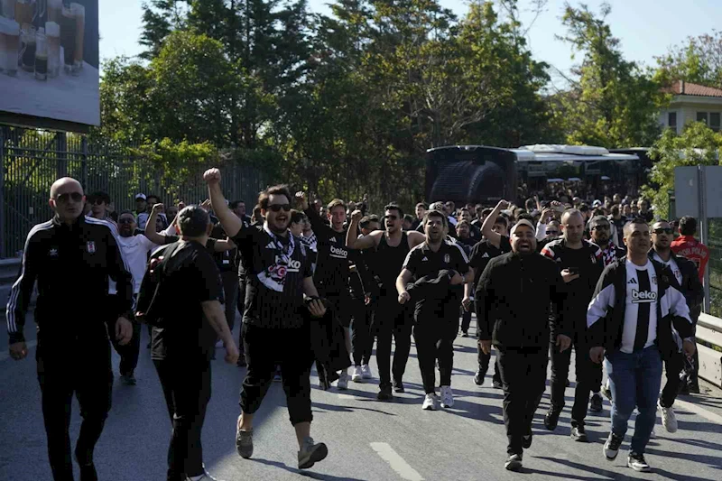 Beşiktaş taraftarı stada geldi
