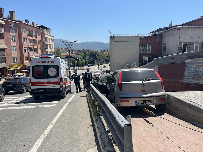 Otomobil, kırmızı ışıkta bekleyen otomobile çarptı; 2