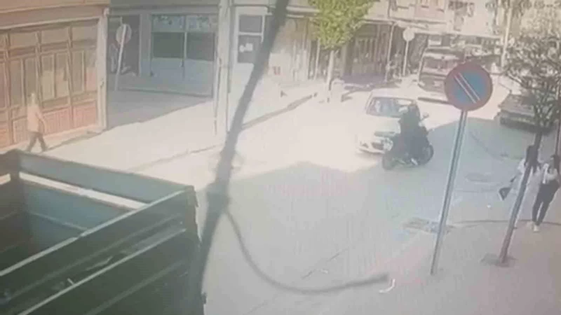 Otomobille çarpışan motosikletli yaralandı: Kaza anı kamerada
