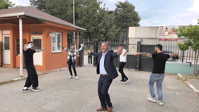 Seçimi kazanan muhtar, yakınlarıyla çiftetelli oynadı