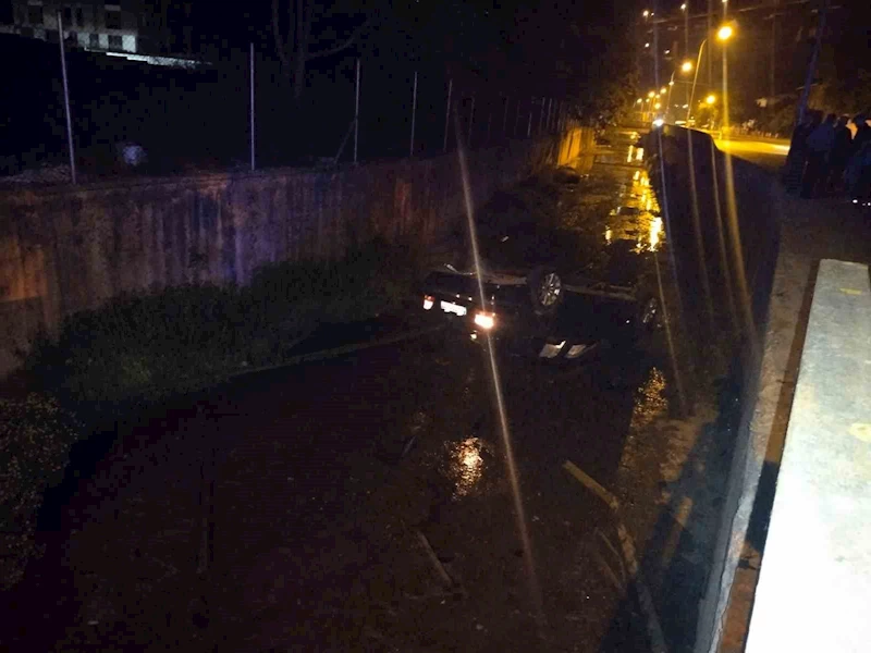 Beykoz’da kontrolden çıkan otomobil dereye uçtu: 1 yaralı
