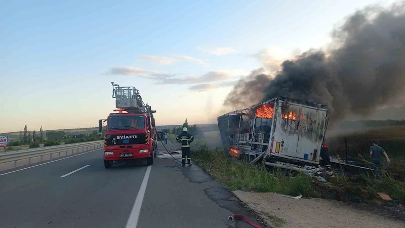 Çanakkale’de yol kenarına devrilen tır alev alev yandı
