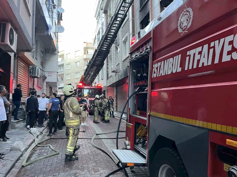 Zeytinburnu’nda çıkan yangında 2. kattan atlayan çocuk yaralandı
